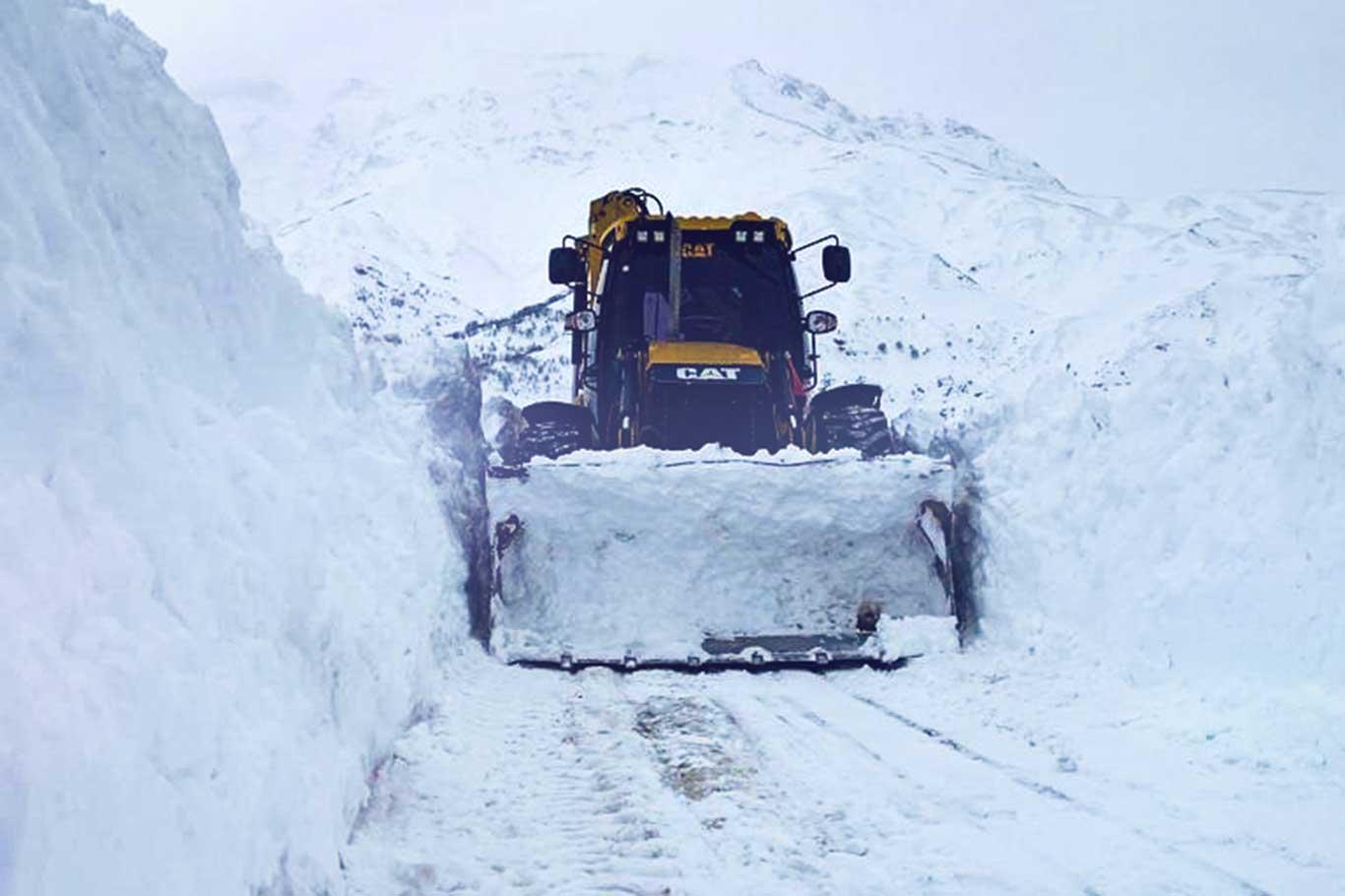 Batman'da kar nedeniyle kapanan köy yollarını açma çalışmaları sürüyor